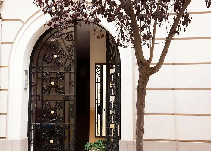 Charming & Quiet Park Guell Apartment